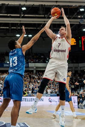 easycredit BBL, MLP Academics Heidelberg - FC Bayern München Basketball, 08.02.2026 Johannes Voigtmann (FC Bayern München Basketball, 7) mit einem Sprungwurf gegen Eric Reed Jr. (MLP Academics Heidelberg, 43) Spiel der easycredit BBL MLP Academics Heidelberg - FC Bayern München Basketball; am 19. Spieltag der Saison 25 26 im SNP Dome in Heidelberg am 08.02.2026 Copyright: xBEAUTIFULxSPORTS Hahnex
