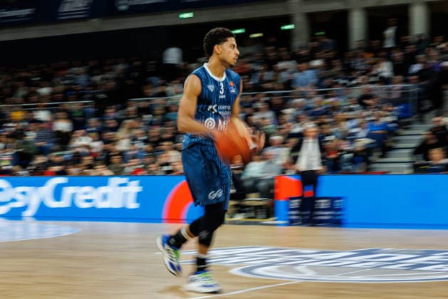 easycredit BBL, MLP Academics Heidelberg - FC Bayern München Basketball, 08.02.2026 Kevin McClain (MLP Academics Heidelberg, 3) beim Spielaufbau; Mitzieher Spiel der easycredit BBL MLP Academics Heidelberg - FC Bayern München Basketball; am 19. Spieltag der Saison 25 26 im SNP Dome in Heidelberg am 08.02.2026 Copyright: xBEAUTIFULxSPORTS Hahnex