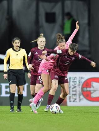 08.02.2026 - Fussball - Saison 2025 2026 - 1. Frauen - Fussball - Bundesliga - 17. Spieltag: 1. FC Nürnberg FCN ( Club ) - TSG 1899 Hoffenheim - Sportfoto Zink DaMa - xdaxmax - Franziska Harsch (17, TSG Hoffenheim ) Aneta Polaskova (26, 1. FC Nürnberg FCN ) beobachtet von Riem Hussein ( Schiedsrichter in )