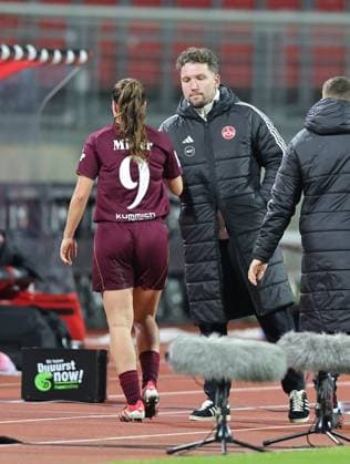 08.02.2026 - Fussball - Saison 2025 2026 - 1. Frauen - Fussball - Bundesliga - 17. Spieltag: 1. FC Nürnberg FCN ( Club ) - TSG 1899 Hoffenheim - Sportfoto Zink DaMa - xdaxmax - Laura Miller (9, 1. FC Nürnberg FCN ) Thomas Oostendorp ( Trainer 1. FC Nürnberg FCN ) kaltschen ab