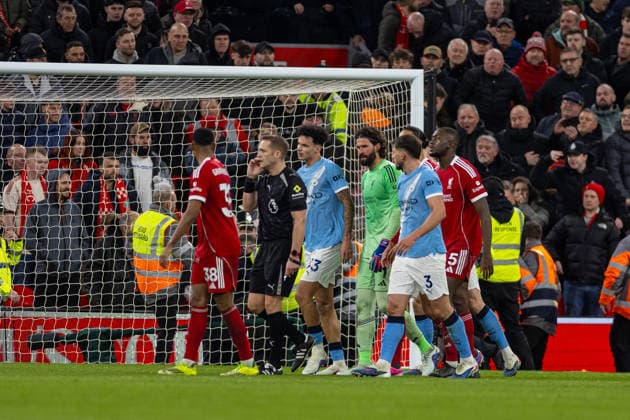 Football - FA Premier League - Liverpool FC v Manchester City FC LIVERPOOL, ENGLAND - Sunday, February 8, 2026: Liverpool and Manchester City players surround referee Craig Pawson who is awaiting a VAR review of the goal, which was later disallowed for a foul in the build up, during the FA Premier League match between Liverpool FC and Manchester City FC at Anfield. (Photo by David Rawcliffe Propaganda) LIVERPOOL Anfield MERSEYSIDE ENGLAND  Copyright: xDavidxRawcliffex P2026-02-08-Liverpool_Man_City-139
