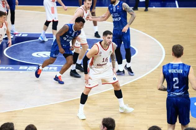 RECORD DATE NOT STATED Szene mit Niels Giffey (5; FC Bayern Basketball), DJ Horne (0; MLP Academics Heidelberg) und Stefan Jovic (16; FC Bayern Basketball) auf dem Spielfeld easyCredit BBL: MLP Academics Heidelberg – FC Bayern München Basketball - 08.02.2026 Copyright: xMichaelxGelhardtx