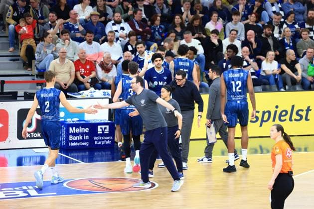 RECORD DATE NOT STATED Szene mit Mateo Seric (21; MLP Academics Heidelberg), Erol Ersek (11; MLP Academics Heidelberg), Serena Benavente (998; MLP Academics Heidelberg) und weiteren Spielern sowie Trainerstab auf dem Spielfeld easyCredit BBL: MLP Academics Heidelberg – FC Bayern München Basketball - 08.02.2026 Copyright: xMichaelxGelhardtx