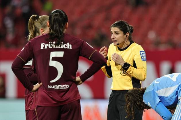 08.02.2026 - Fussball - Saison 2025 2026 - 1. Frauen - Fussball - Bundesliga - 17. Spieltag: 1. FC Nürnberg FCN ( Club ) - TSG 1899 Hoffenheim - Sportfoto Zink DaMa - xdaxmax - Riem Hussein ( Schiedsrichter in ) diskutiert mit Mannschaft Team des FCN