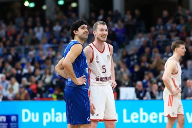 RECORD DATE NOT STATED Szene mit Erol Ersek (11; MLP Academics Heidelberg) und Niels Giffey (5; FC Bayern Basketball) auf dem Spielfeld im SNP-Dome easyCredit BBL: MLP Academics Heidelberg – FC Bayern München Basketball - 08.02.2026 Copyright: xMichaelxGelhardtx