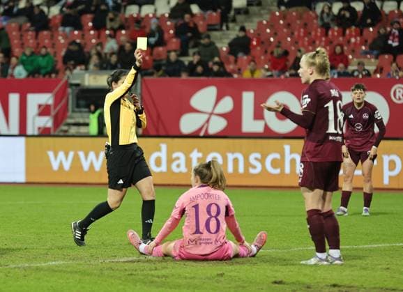 08.02.2026 - Fussball - Saison 2025 2026 - 1. Frauen - Fussball - Bundesliga - 17. Spieltag: 1. FC Nürnberg FCN ( Club ) - TSG 1899 Hoffenheim - Sportfoto Zink DaMa - xdaxmax - Riem Hussein ( Schiedsrichter in ) ziegt Franziska Mai (18, 1. FC Nürnberg FCN ) die gelbe Karte Gelb