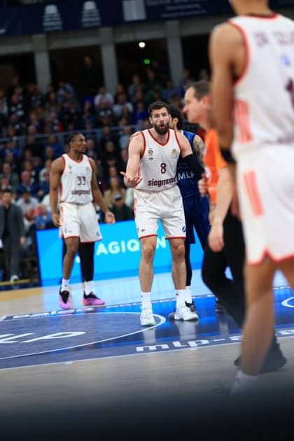 RECORD DATE NOT STATED Szene mit Leon Kratzer (8; FC Bayern Basketball), David McCormack (33; FC Bayern Basketball) und Nikolas Sermpezis (30; FC Bayern Basketball) auf dem Spielfeld easyCredit BBL: MLP Academics Heidelberg – FC Bayern München Basketball - 08.02.2026 Copyright: xMichaelxGelhardtx
