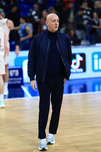 RECORD DATE NOT STATED Trainer von FC Bayern Basketball steht konzentriert am Spielfeldrand im SNP-Dome. easyCredit BBL: MLP Academics Heidelberg – FC Bayern München Basketball - 08.02.2026 Copyright: xMichaelxGelhardtx