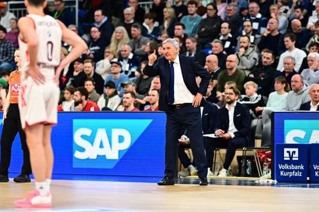 RECORD DATE NOT STATED Coach Svetislav Pesic (999; FC Bayern Basketball) gibt Anweisungen, während Emir Mutapcic (996; FC Bayern Basketball) und Mihajlo Mitic (997; FC Bayern Basketball) aufmerksam neben ihm stehen easyCredit BBL: MLP Academics Heidelberg – FC Bayern München Basketball - 08.02.2026 Copyright: xMichaelxGelhardtx