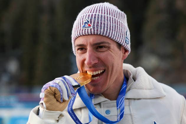 (260208) -- ANTERSELVA, Feb. 8, 2026 -- Quentin Fillon Maillet of France celebrates during the awarding ceremony of the biathlon mixed relay 4 x 6km (M+W) at the Milan-Cortina 2026 Olympic Winter games, Winterspiele,Spiele, Summer games in Anterselva, Italy, Feb. 8, 2026. ) (MICO2026)ITALY-ANTERSELVA-OLYMPIC WINTER GAMES-BIATHLON-MIXED RELAY 4 x 6KM (M+W) ZhangxTao 