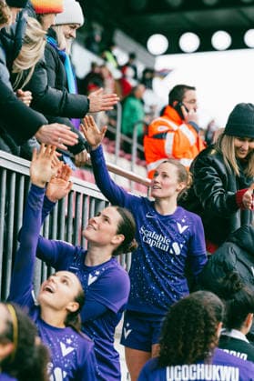 Spielerinnen des FC Viktoria Berlin mit Fans nach dem Spiel FC Viktoria Berlin gegen 1. FSV Mainz 05 in der 2. Frauen-Bundesliga Spielerinnen des FC Viktoria Berlin mit Fans nach dem Spiel FC Viktoria Berlin gegen 1. FSV Mainz 05 in der 2. Frauen-Bundesliga Mainz Copyright: xKaixHeuserxKaixHeuserx