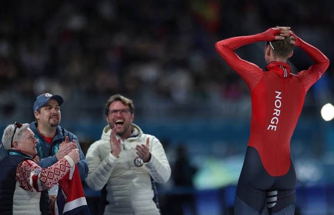 (260208) -- MILAN, Feb. 8, 2026 -- Sander Eitrem (R) of Norway celebrates after the Speed skating, Eisschnelllauf men s 5000m match at the Milan-Cortina 2026 Olympic Winter games, Winterspiele,Spiele, Summer games in Milan, Italy, Feb. 8, 2026. ) (MICO2026)ITALY-MILAN-OLYMPIC WINTER GAMES-SPEED SKATING-MEN S 5000M LixJing 