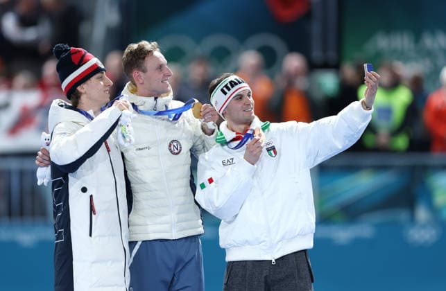 (260208) -- MILAN, Feb. 8, 2026 -- Gold medalist Sander Eitrem (C) of Norway, silver medalist Metodej Jilek (L) of the Czech Republic and bronze medalist Riccardo Lorello of Italy take a selfie during the awarding ceremony of the Speed skating, Eisschnelllauf men s 5000m at the Milan-Cortina 2026 Olympic Winter games, Winterspiele,Spiele, Summer games in Milan, Italy, Feb. 8, 2026. ) (MICO2026)ITALY-MILAN-OLYMPIC WINTER GAMES-SPEED SKATING-MEN S 5000M DuxXiaoyi 