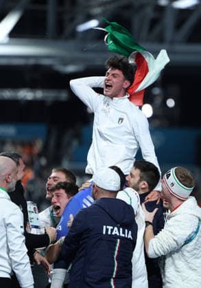 (260208) -- MILAN, Feb. 8, 2026 -- Riccardo Lorello (top) of Italy celebrates after the Speed skating, Eisschnelllauf men s 5000m match at the Milan-Cortina 2026 Olympic Winter games, Winterspiele,Spiele, Summer games in Milan, Italy, Feb. 8, 2026. ) (MICO2026)ITALY-MILAN-OLYMPIC WINTER GAMES-SPEED SKATING-MEN S 5000M DuxXiaoyi 