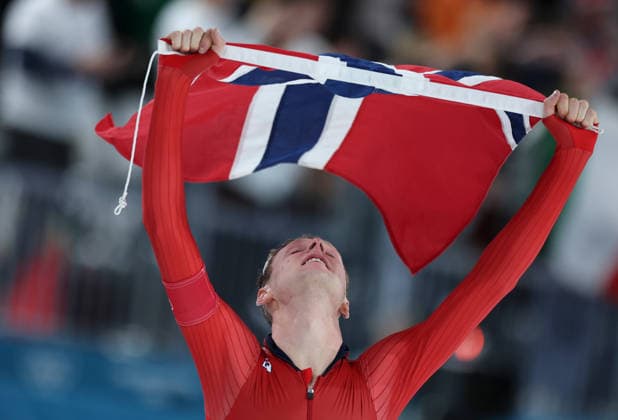 (260208) -- MILAN, Feb. 8, 2026 -- Sander Eitrem of Norway celebrates after the Speed skating, Eisschnelllauf men s 5000m match at the Milan-Cortina 2026 Olympic Winter games, Winterspiele,Spiele, Summer games in Milan, Italy, Feb. 8, 2026. ) (MICO2026)ITALY-MILAN-OLYMPIC WINTER GAMES-SPEED SKATING-MEN S 5000M LixJing 