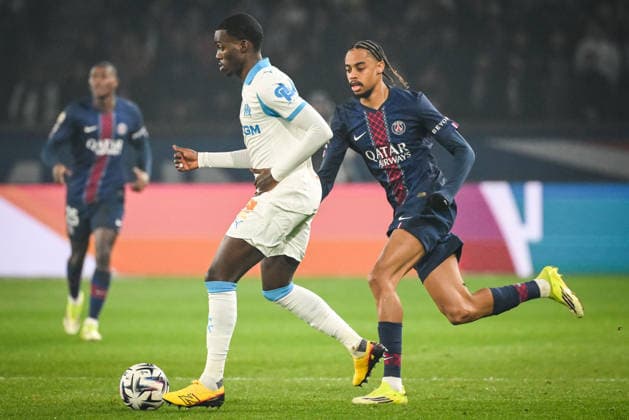 February 8, 2026, Paris, France, France: Timothy WEAH of Marseille and Bradley BARCOLA of PSG during the Ligue 1 match between Paris Saint-Germain (PSG) and Olympique de Marseille (OM) at Parc des Princes Stadium on February 08, 2026 in Paris, France. Paris Saint-Germain V Olympique De Marseille - Ligue 1  - ZUMAm308 20260208_zsp_m308_001 Copyright: xMatthieuxMirvillex