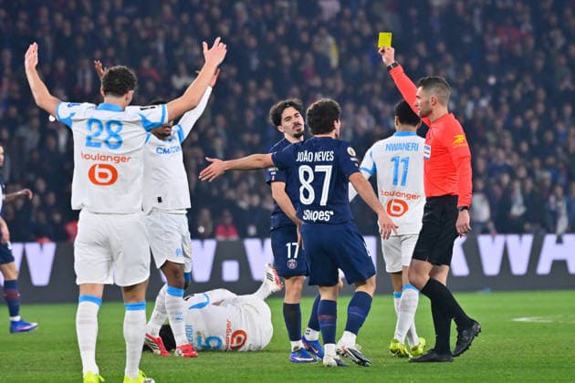 FOOTBALL : PSG vs Marseille - Ligue1 - 08 02 2026 Willy DELAJOD ( referee ) shows a yellow card to Vitinha Vitor Machado ( 17 - PSG ) during the Ligue 1 match between Paris Saint Germain and Olympique Marseille at Parc Des Princes on February 08 , 2026 in Paris, France. ( Photo by Federico Pestelini PsnewZ ) - ParisFrance  Copyright: xFedericoxPestelinix