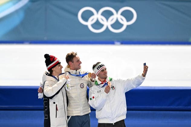 (260208) -- MILAN, Feb. 8, 2026 -- Gold medalist Sander Eitrem (C) of Norway, silver medalist Metodej Jilek (L) of the Czech Republic and bronze medalist Riccardo Lorello of Italy take a selfie during the awarding ceremony of the Speed skating, Eisschnelllauf men s 5000m at the Milan-Cortina 2026 Olympic Winter games, Winterspiele,Spiele, Summer games in Milan, Italy, Feb. 8, 2026. ) (MICO2026)ITALY-MILAN-OLYMPIC WINTER GAMES-SPEED SKATING-MEN S 5000M WuxWei 