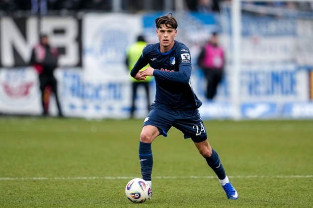 Luca Erlein (TSG II 24), am Ball, Freisteller, Ganzkörper, Einzelbild, Einzelfoto, Aktion, Action, 08.02.2026, Sinsheim (Deutschland), Fussball, 3. Liga, TSG 1899 Hoffenheim II - F.C. Hansa Rostock, DFB DFL REGULATIONS PROHIBIT ANY USE OF PHOTOGRAPHS AS IMAGE SEQUENCES AND OR QUASI-VIDEO.