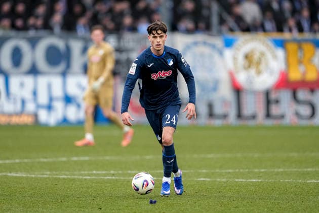 Luca Erlein (TSG II 24), am Ball, Freisteller, Ganzkörper, Einzelbild, Einzelfoto, Aktion, Action, 08.02.2026, Sinsheim (Deutschland), Fussball, 3. Liga, TSG 1899 Hoffenheim II - F.C. Hansa Rostock, DFB DFL REGULATIONS PROHIBIT ANY USE OF PHOTOGRAPHS AS IMAGE SEQUENCES AND OR QUASI-VIDEO.