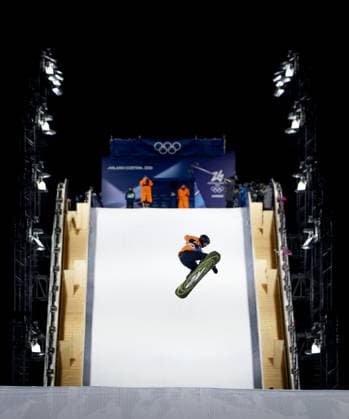 LIVIGNO - Snowboarder Romy van Vreden during the big air qualifying event at the Milan Winter Olympics. IRIS VAN DEN BROEK ANP xVIxANPxSportx xxANPxIVx 550064487 originalFilename: 550064487.jpg