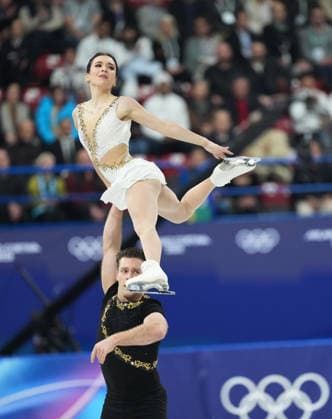 (260208) -- MILAN, Feb. 8, 2026 -- Lia Pereira (top) Trennt Michaud of Canada compete during the free skating of pair skating for Figure skating, Eiskunstlauf team event at the Milan-Cortina 2026 Olympic Winter games, Winterspiele,Spiele, Summer games in Milan, Italy, Feb. 8, 2026. ) (MICO2026)ITALY-MILAN-OLYMPIC WINTER GAMES-FIGURE SKATING TEAM EVENT-PAIRING SKATING XuexYuge 