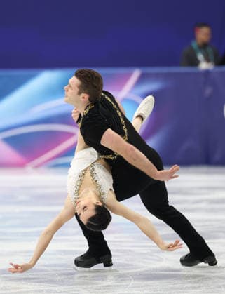 (260208) -- MILAN, Feb. 8, 2026 -- Lia Pereira (L) Trennt Michaud of Canada compete during the free skating of pair skating for Figure skating, Eiskunstlauf team event at the Milan-Cortina 2026 Olympic Winter games, Winterspiele,Spiele, Summer games in Milan, Italy, Feb. 8, 2026. ) (MICO2026)ITALY-MILAN-OLYMPIC WINTER GAMES-FIGURE SKATING TEAM EVENT-PAIRING SKATING LixMing 