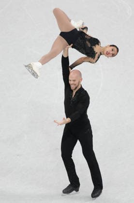 (260208) -- MILAN, Feb. 8, 2026 -- Ellie Kam (top) Danny O shea of the United States compete during the free skating of pair skating for Figure skating, Eiskunstlauf team event at the Milan-Cortina 2026 Olympic Winter games, Winterspiele,Spiele, Summer games in Milan, Italy, Feb. 8, 2026. ) (MICO2026)ITALY-MILAN-OLYMPIC WINTER GAMES-FIGURE SKATING TEAM EVENT-PAIRING SKATING ChengxMin 