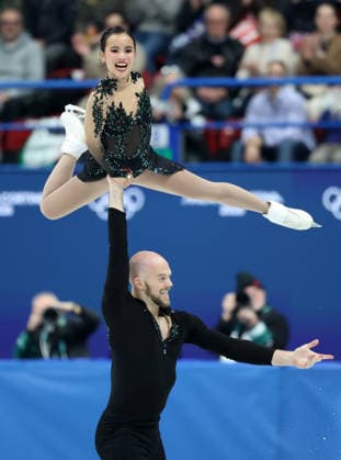 (260208) -- MILAN, Feb. 8, 2026 -- Ellie Kam (top) Danny O shea of the United States compete during the free skating of pair skating for Figure skating, Eiskunstlauf team event at the Milan-Cortina 2026 Olympic Winter games, Winterspiele,Spiele, Summer games in Milan, Italy, Feb. 8, 2026. ) (MICO2026)ITALY-MILAN-OLYMPIC WINTER GAMES-FIGURE SKATING TEAM EVENT-PAIRING SKATING LixMing 
