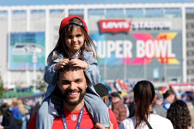 SANTA CLARA, CA - FEBRUARY 08: A young Patriots fan sits on the shoulders of her father prior to the start of the Seattle Seahawks versus the New England Patriots Super Bowl LX game on February 8, 2026, at Levi s Stadium in Santa Clara, CA. (Photo by Bob Kupbens Icon Sportswire) NFL, American Football Herren, USA FEB 08 Super Bowl LX Seahawks vs Patriots EDITORIAL USE ONLY Icon2602081253