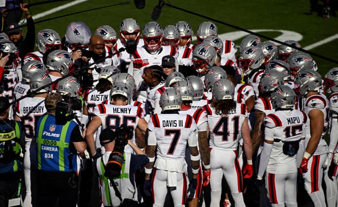 The New England Patriots during warmups at the NFL, American Football Herren, USA Super Bowl 60 LX football game between the New England Patriots and the Seattle Seahawks in Santa Clara, CA on Feb 8, 2026 CSM NFL 2026: Super Bowl LX FEB 08  - ZUMAc04_ 20260208_faf_c04_013 Copyright: xCharlesxBausx