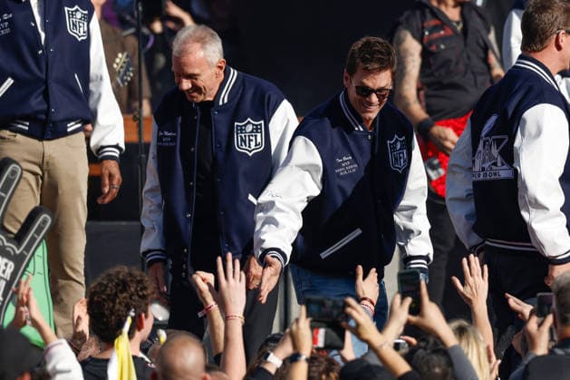 NFL, American Football Herren, USA greats Joe Montana, left, Tom Brady right, greet fans as the band Green Day performs before the start of Super Bowl LX at at Levi s Stadium in Santa Clara, California on Sunday, February 8, 2026.  SBP20260208123 JOHNxANGELILLO