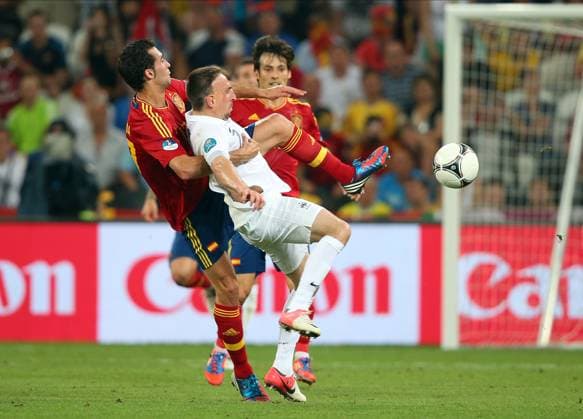Spain V France, UEFA EURO, EM, Europameisterschaft,Fussball 2012 Quarter Final Sergio Busquets of Spain and Franck Ribery of France challenge during the UEFA Euro 2012 Quarter Final match between Spain and France at Donbass Arena on June 23, 2012 in Donetsk, Ukraine. Donetsk Donbass Arena Ukraine Ukraine Copyright: xAllstarxPicturexLibraryxLtdx
