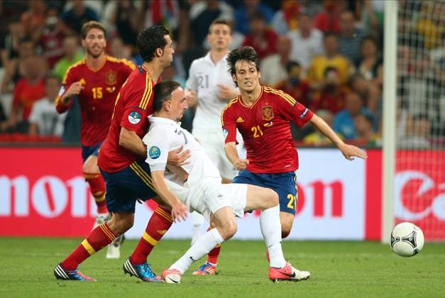 Spain V France, UEFA EURO, EM, Europameisterschaft,Fussball 2012 Quarter Final Sergio Busquets of Spain and Franck Ribery of France challenge during the UEFA Euro 2012 Quarter Final match between Spain and France at Donbass Arena on June 23, 2012 in Donetsk, Ukraine. Donetsk Donbass Arena Ukraine Ukraine Copyright: xAllstarxPicturexLibraryxLtdx