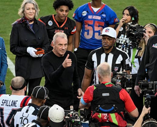 Former NFL, American Football Herren, USA quarterback Joe Montana flips the coin before the start of Super Bowl LX at at Levi s Stadium in Santa Clara, California on Sunday, February 8, 2026. The New England Patriots will face the Seattle Seahawks in the game.  SBP20260208816 JONxSOOHOO