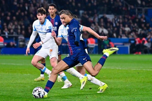FOOTBALL : PSG vs Marseille - Ligue1 - 08 02 2026 Bradley Barcola ( 29 - PSG ) and Benjamin Pavard ( 28 - Olympique Marseille ) during the Ligue 1 match between Paris Saint Germain and Olympique Marseille at Parc Des Princes on February 08 , 2026 in Paris, France. ( Photo by Federico Pestelini PsnewZ ) - ParisFrance  Copyright: xFedericoxPestelinix
