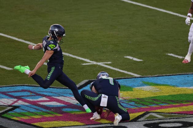 SANTA CLARA, CA - FEBRUARY 08: K Jason Myers (5) of the Seattle Seahawks with a 33 Yd Field Goal to put the Seahawks up 3-0 in the first quarter during the Seattle Seahawks versus the New England Patriots Super Bowl LX game on February 8, 2026, at Levi s Stadium in Santa Clara, CA. (Photo by Matthew Huang Icon Sportswire) NFL, American Football Herren, USA FEB 08 Super Bowl LX Seahawks vs Patriots EDITORIAL USE ONLY Icon2601018317