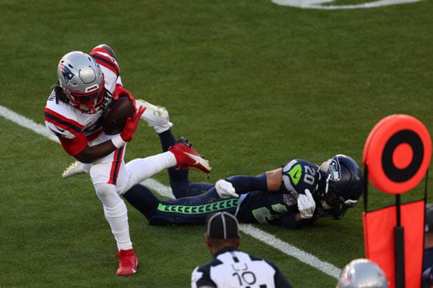SANTA CLARA, CA - FEBRUARY 08: RB Rhamondre Stevenson (38) of the New England Patriots makes a reception and breaks a tackle during the first quarter of the Seattle Seahawks versus the New England Patriots Super Bowl LX game on February 8, 2026, at Levi s Stadium in Santa Clara, CA. (Photo by Matthew Huang Icon Sportswire) NFL, American Football Herren, USA FEB 08 Super Bowl LX Seahawks vs Patriots EDITORIAL USE ONLY Icon2601018325