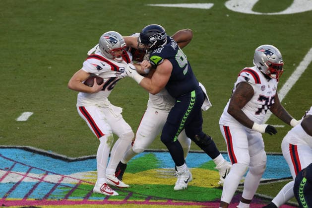 SANTA CLARA, CA - FEBRUARY 08: QB Drake Maye (10) of the New England Patriots is sacked bt DE Rylie Mills (98) of the Seattle Seahawks during the Seattle Seahawks versus the New England Patriots Super Bowl LX game on February 8, 2026, at Levi s Stadium in Santa Clara, CA. (Photo by Matthew Huang Icon Sportswire) NFL, American Football Herren, USA FEB 08 Super Bowl LX Seahawks vs Patriots EDITORIAL USE ONLY Icon26010112192