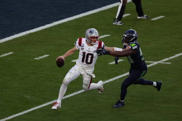 SANTA CLARA, CA - FEBRUARY 08: QB Drake Maye (10) of the New England Patriots tries to avoid the pressure by LB Boye Mafe (53) of the Seattle Seahawks during the Seattle Seahawks versus the New England Patriots Super Bowl LX game on February 8, 2026, at Levi s Stadium in Santa Clara, CA. (Photo by Matthew Huang Icon Sportswire) NFL, American Football Herren, USA FEB 08 Super Bowl LX Seahawks vs Patriots EDITORIAL USE ONLY Icon26010112203