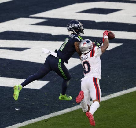 SANTA CLARA, CA - FEBRUARY 08: CB Christian Gonzalez (0) of the New England Patriots breaks up a pass intended for WR Jaxon Smith-Njigba (11) of the Seattle Seahawks near the end zone late in the 2nd quarter during the Seattle Seahawks versus the New England Patriots Super Bowl LX game on February 8, 2026, at Levi s Stadium in Santa Clara, CA. (Photo by Matthew Huang Icon Sportswire) NFL, American Football Herren, USA FEB 08 Super Bowl LX Seahawks vs Patriots EDITORIAL USE ONLY Icon26010112210