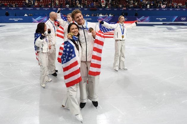 February 8, 2026, Milan, Lombardy, Italy: EVAN BATES, MADISON CHOCK, DANNY O SHEA, ELLIE KAM, ALYSA LIU, AMBER GLENN and ILIA MALININ of Team USA celebrate winning the gold medal during the Victory Ceremony of the Figure skating, Eiskunstlauf Team Event at the Milano Cortina 2026 Winter Olympic Games, Olympische Spiele, Olympia, OS Milan Italy - ZUMAc179 20260208_oly_c179_109 Copyright: xMickaelxChavetx