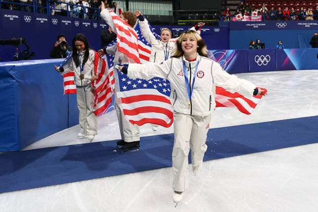February 8, 2026, Milan, Lombardy, Italy: ALYSA LIU of Team USA celebrates winning the gold medal during the Victory Ceremony of the Figure skating, Eiskunstlauf Team Event at the Milano Cortina 2026 Winter Olympic Games, Olympische Spiele, Olympia, OS Olympics 2026: Milano Cortina: Figure Skating Team Event  - ZUMAc179 20260208_oly_c179_118 Copyright: xMickaelxChavetx