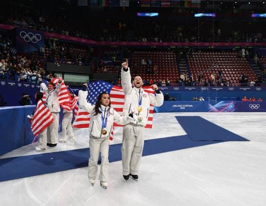 February 8, 2026, Milan, Lombardy, Italy: DANNY O SHEA and ELLIE KAM of Team USA celebrate winning the gold medal during the Victory Ceremony of the Figure skating, Eiskunstlauf Team Event at the Milano Cortina 2026 Winter Olympic Games, Olympische Spiele, Olympia, OS Olympics 2026: Milano Cortina: Figure Skating Team Event  - ZUMAc179 20260208_oly_c179_124 Copyright: xMickaelxChavetx