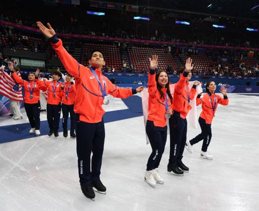February 8, 2026, Milan, Lombardy, Italy: YUMA KAGIYAMA, SATO SHUN, MIURA RIKU, KIHARA RYUICHI, YOSHIA UTANA, MASAYA MORITA and SAKAMOTO KAORI of Team Japan celebrate winning the silver medal during the Victory Ceremony of the Figure skating, Eiskunstlauf Team Event at the Milano Cortina 2026 Winter Olympic Games, Olympische Spiele, Olympia, OS Olympics 2026: Milano Cortina: Figure Skating Team Event  - ZUMAc179 20260208_oly_c179_125 Copyright: xMickaelxChavetx
