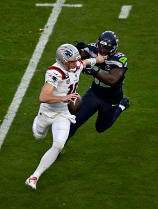 New England Patriots quarterback Drake Maye (10) is chased by Seattle Seahawks linebacker Boye Mafe (53) during the NFL, American Football Herren, USA Super Bowl 60 LX football game between the New England Patriots and the Seattle Seahawks in Santa Clara, CA on Feb 8, 2026 CSM. NFL 2026: Super Bowl LX FEB 08  - ZUMAc04_ 20260208_faf_c04_104 Copyright: xCharlesxBausx