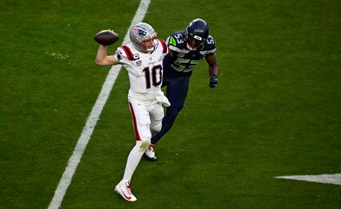 NFL, American Football Herren, USA 2026: Super Bowl LX FEB 08 New England Patriots quarterback Drake Maye (10) is chased by Seattle Seahawks linebacker Boye Mafe (53) during the NFL Super Bowl 60 LX football game between the New England Patriots and the Seattle Seahawks in Santa Clara, CA on Feb 8, 2026 Charles Baus CSM.(Credit Image: Charles Baus Cal Media) Santa Clara Ca United States of America EDITORIAL USE ONLY Copyright: xx ZUMA-20260208_faf_c04_108.jpg CharlesxBausx csmphotothree472698