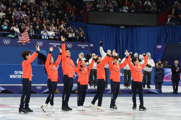 February 8, 2026, Milan, Lombardy, Italy: YUMA KAGIYAMA, SATO SHUN, MIURA RIKU, KIHARA RYUICHI, YOSHIA UTANA, MASAYA MORITA and SAKAMOTO KAORI of Team Japan celebrate winning the silver medal during the Victory Ceremony of the Figure skating, Eiskunstlauf Team Event at the Milano Cortina 2026 Winter Olympic Games, Olympische Spiele, Olympia, OS Milan Italy - ZUMAc179 20260208_oly_c179_151 Copyright: xMickaelxChavetx
