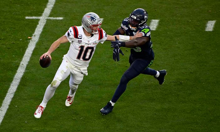 New England Patriots quarterback Drake Maye (10) is chased by Seattle Seahawks linebacker Boye Mafe (53) during the NFL, American Football Herren, USA Super Bowl 60 LX football game between the New England Patriots and the Seattle Seahawks in Santa Clara, CA on Feb 8, 2026 CSM. Santa Clara United States of America - ZUMAc04_ 20260208_faf_c04_109 Copyright: xCharlesxBausx