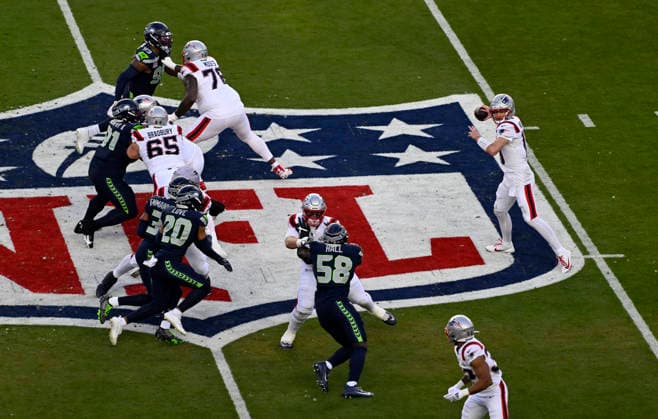 NFL, American Football Herren, USA 2026: Super Bowl LX FEB 08 New England Patriots quarterback Drake Maye (10) in the 1st half during the NFL Super Bowl 60 LX football game between the New England Patriots and the Seattle Seahawks in Santa Clara, CA on Feb 8, 2026 Charles Baus CSM.(Credit Image: Charles Baus Cal Media) Santa Clara Ca United States of America EDITORIAL USE ONLY Copyright: xx ZUMA-20260208_faf_c04_110.jpg CharlesxBausx csmphotothree472707